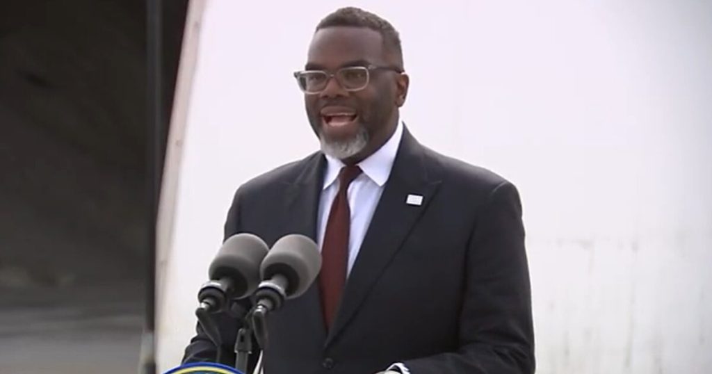 Chicago’s progressive mayor smugly unveils ‘Abolish ICE’ snowplow in wake of murder