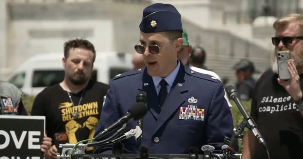 WATCH: US Air Force Major Arrested for Illegally Protesting on Capitol Steps While Calling for Trump’s Impeachment in Uniform – Rep. Al Green Applauds Illegal Demonstration
